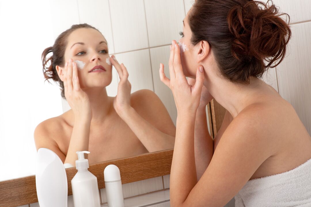 Aplicando a crema Eudalie para o rexuvenecemento da cara